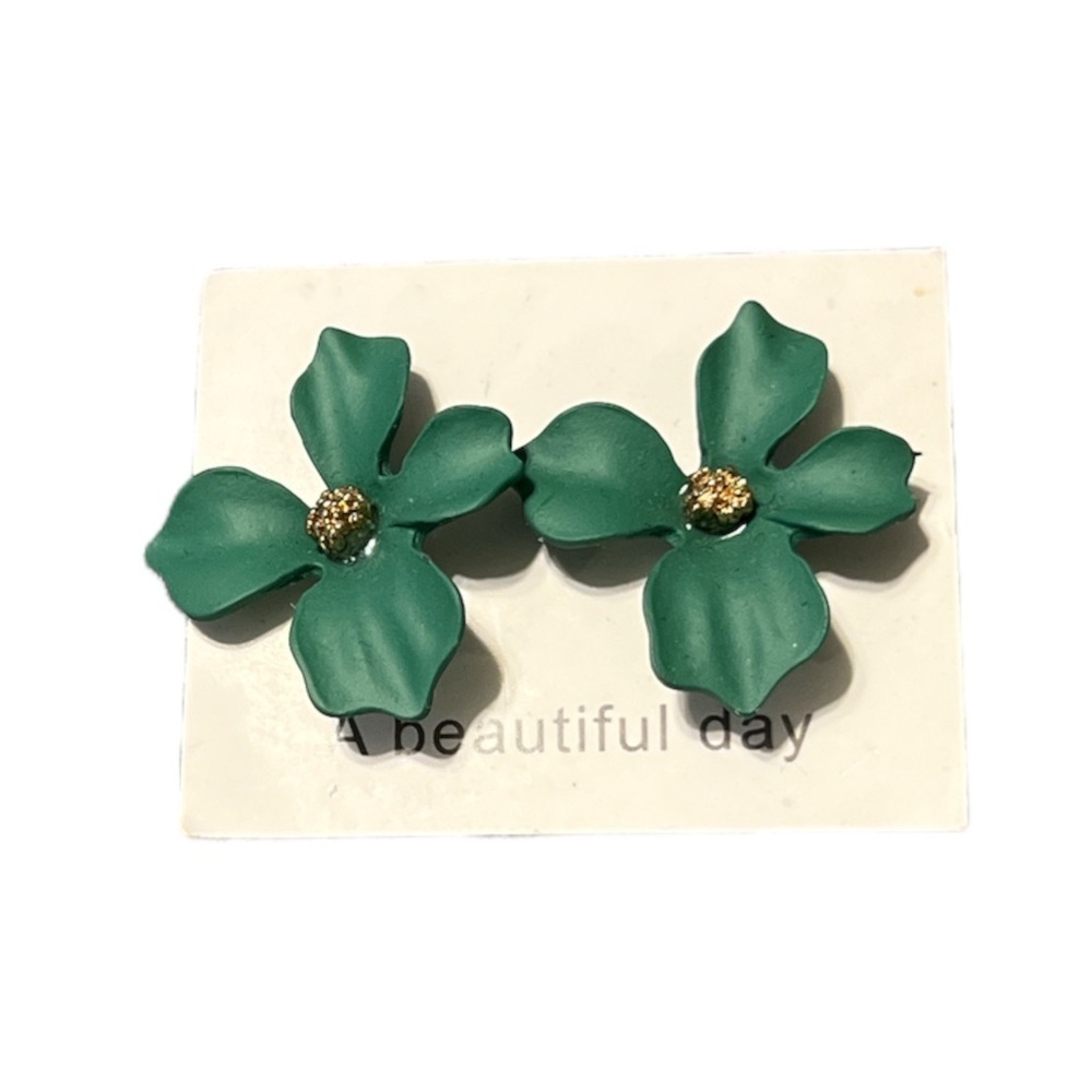 DAISY floral matte post earrings. Green. NWT